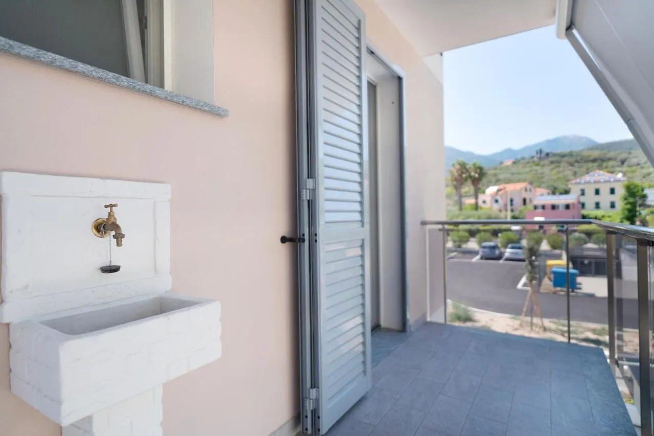 Ferienwohnung New Loano Elegante ☆☆☆☆☆ A 150 Mt Dal Mare